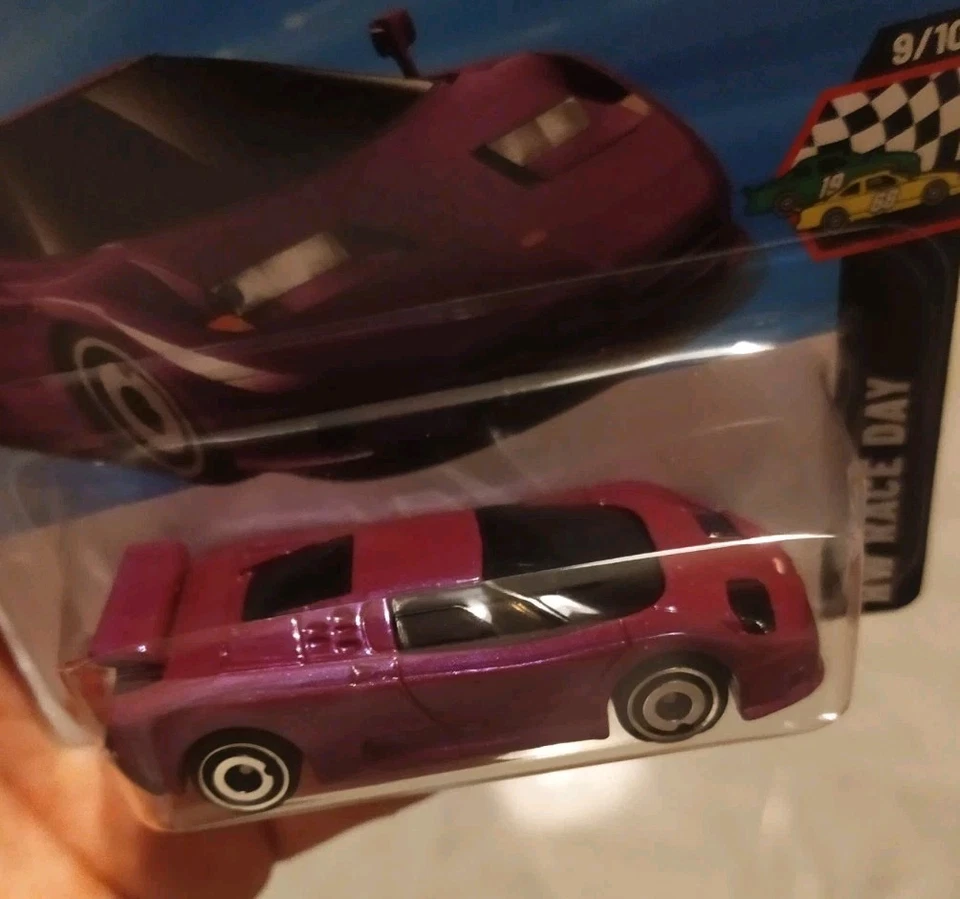 Hot Wheels Bugatti EB110 Case L 2025 1:64 - Immagine 3 di 4