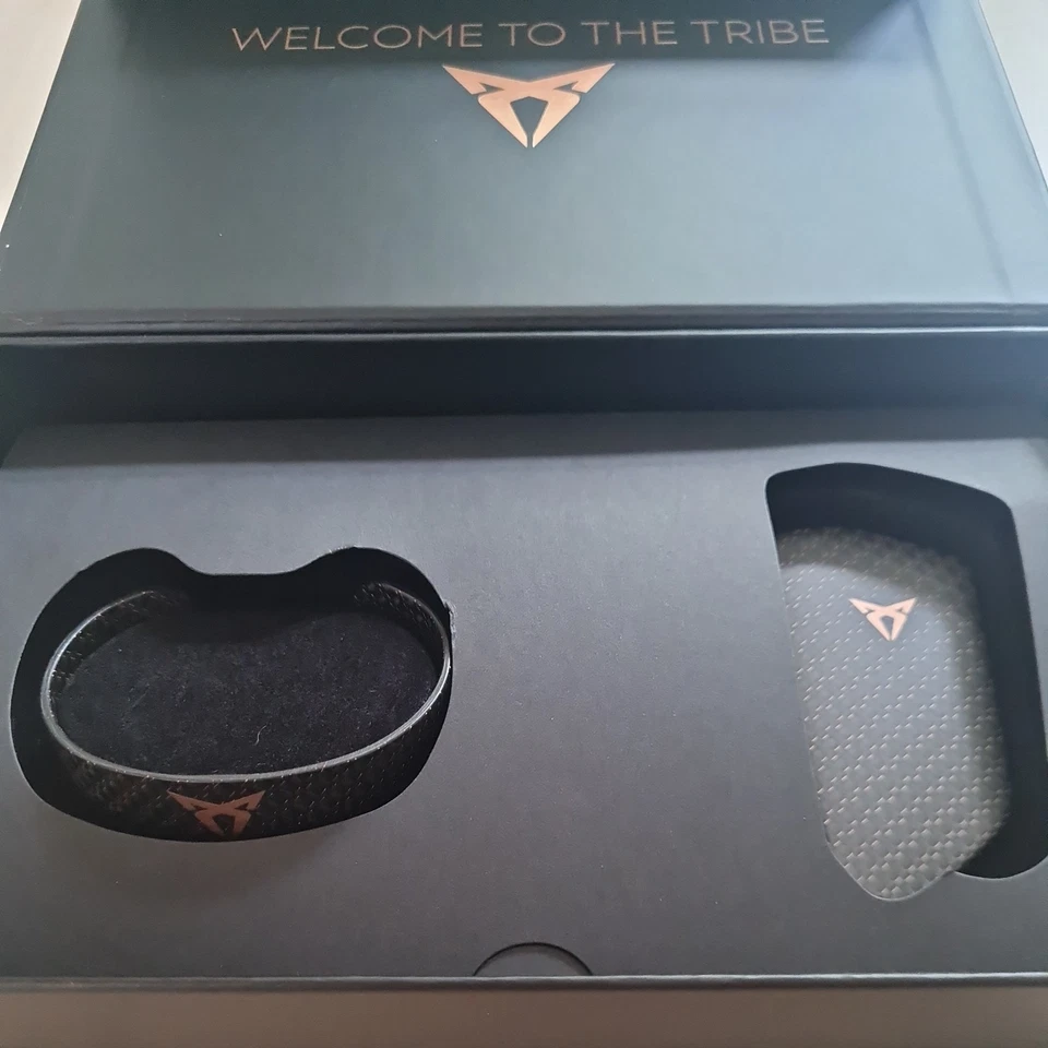 GENUINE CUPRA members gift box; CARBON FIBRE key fob cover &bracelet 5FF087013B - Image 4 of 4