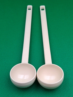 2 Tupperware Gadgets 2 Tsp 10 ml Honey Spoon Coffee Scoops Beige
