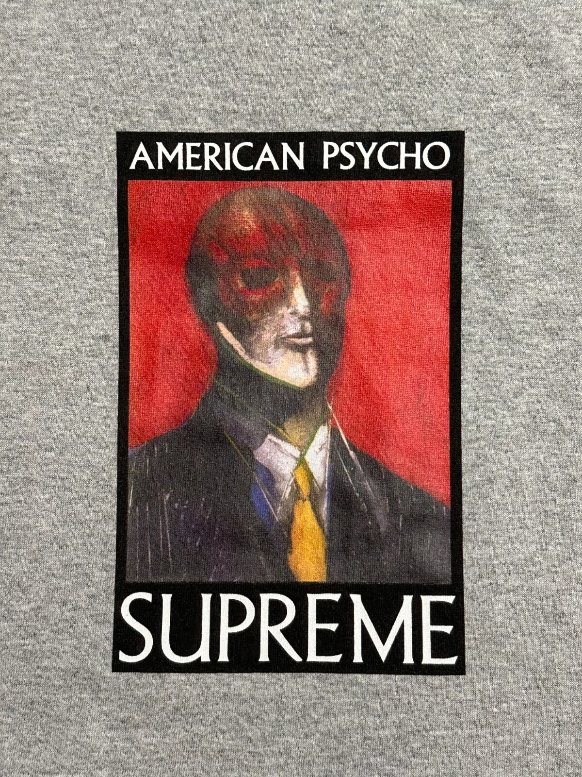 TEE SHIRT SUPREME AMERICAN PSYCHO (GRIS BRUYÈRE) (XL) FW23 CAMOUFLAGE SOPRANOS BOÎTE LOGO TEE