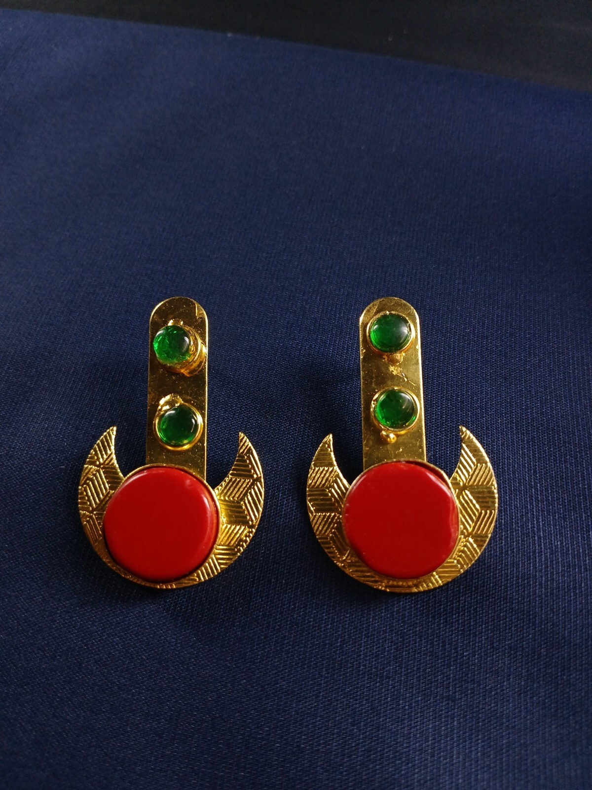 Dorado Color Texturizado Crescent Pendientes Con Rojo Y Verde Piedra Detalles