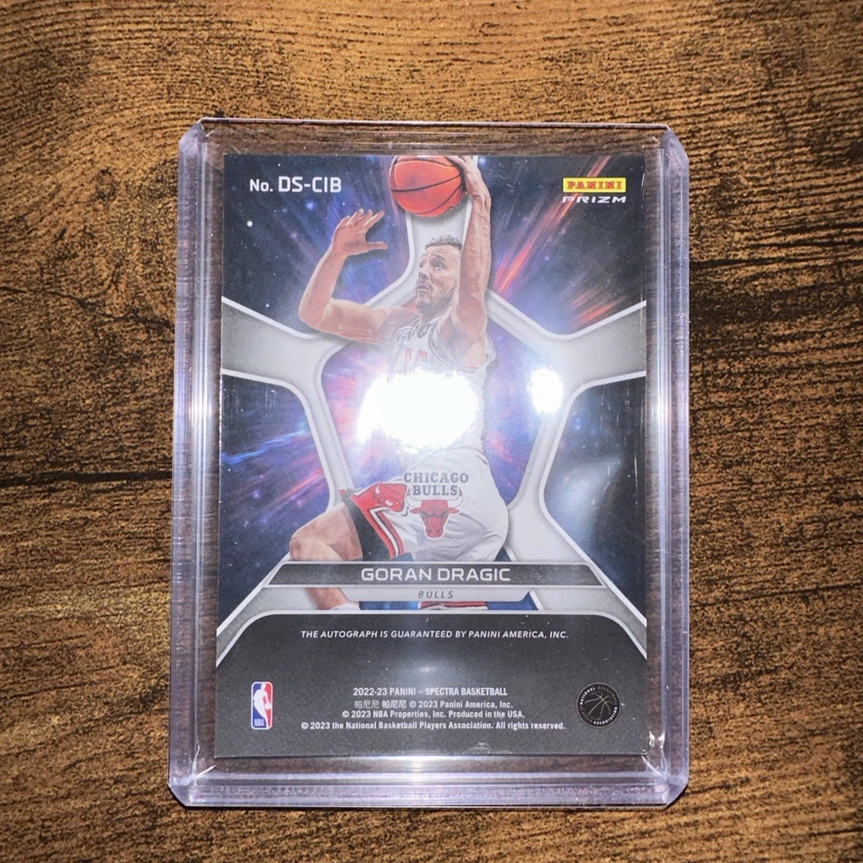 Goran Dragic Auto 2022-23 Panini Spectra - Deep Space Signatures Foto 2 de 2