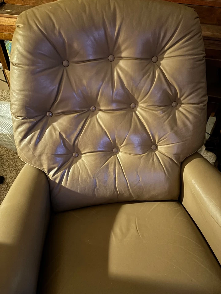 La-Z-Boy Leather Manual Recliner,REUPHOLSTERED-Very Clean-EUC-MAKE OFFER😊 - Image 2 of 4