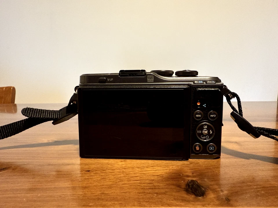 Olympus PEN E-PL10, Black, M.ZUIKO digital ED 14-42mm f/3.5-5.6 EZ Lens - image 3 of 4