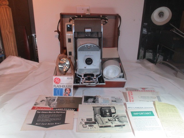 VINTAGE POLAROID 800 CAMARA W/CASE &FLASH,BLUBS.FILM,PAPERWORK-REE SHIP 48 STATE