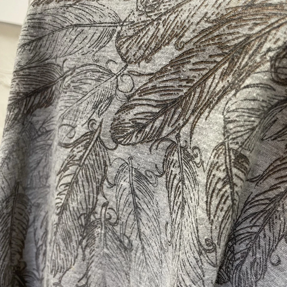 L.O.L. Camiseta sin mangas fluida gris boho vintage con gráfico de plumas en L para mujer Foto 3 de 4