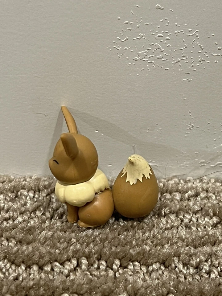 Minifigura de juguete Eevee Pokemon 2018 WCT Nintendo Sentado Sonriendo 1,5" Foto 2 de 3