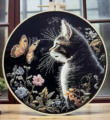 Stickpackung - Atemberaubende Katze mit Schmetterling & Blumen Komplettset 15 cm mit Reifen