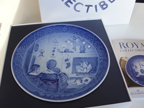 2015 ROYAL COPENHAGEN CHRISTMAS  PLATE TWO CHILDREN - Picture 1 of 2