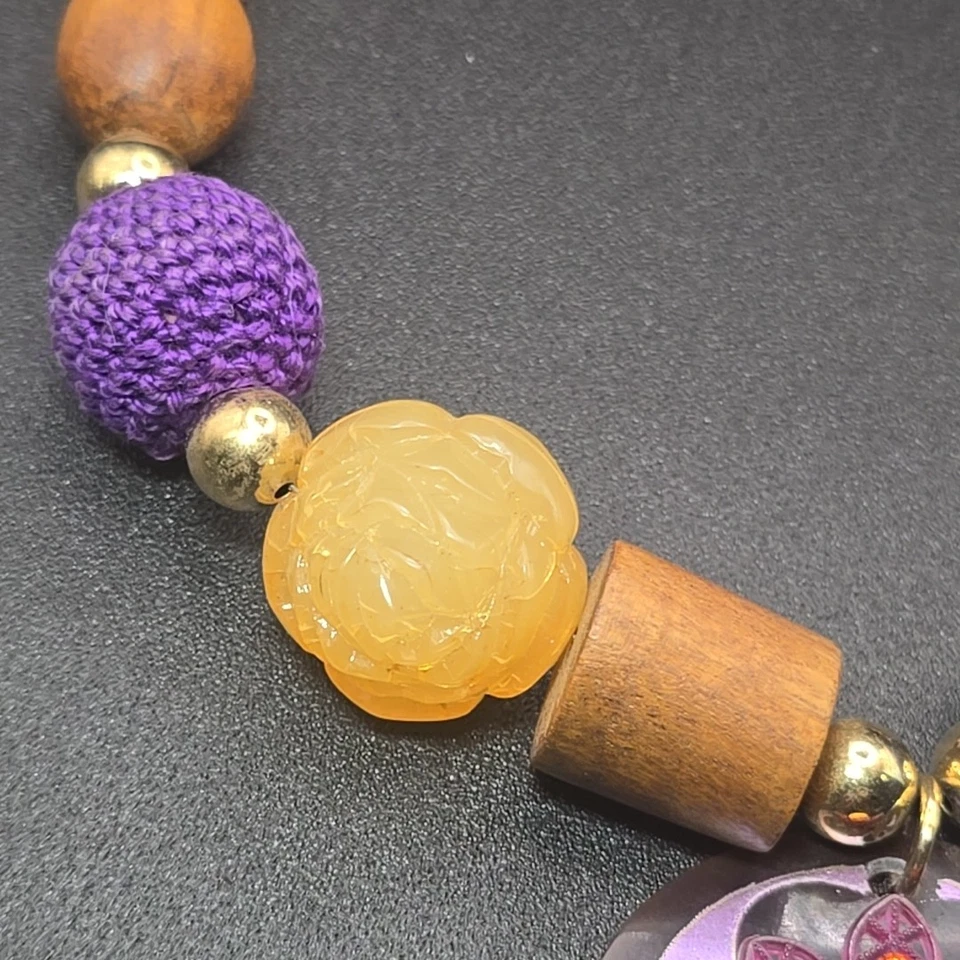 Colar de contas Tarina Tarantino Lucite madeira roxa flor tom dourado etiqueta 16"-19" - Imagem 3 de 4