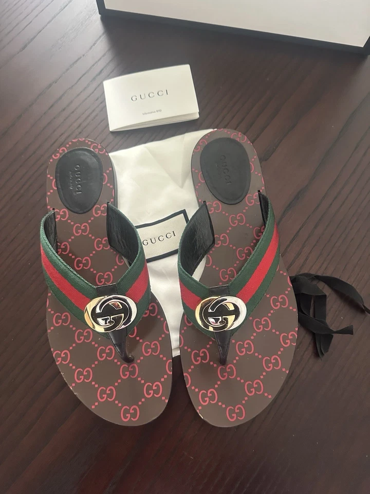 Sandalia Gucci GG Kika Web Rayas Tanga Plana Solapa Abatible Rojo Verde Marrón Talla 9.5/10 Foto 2 de 4