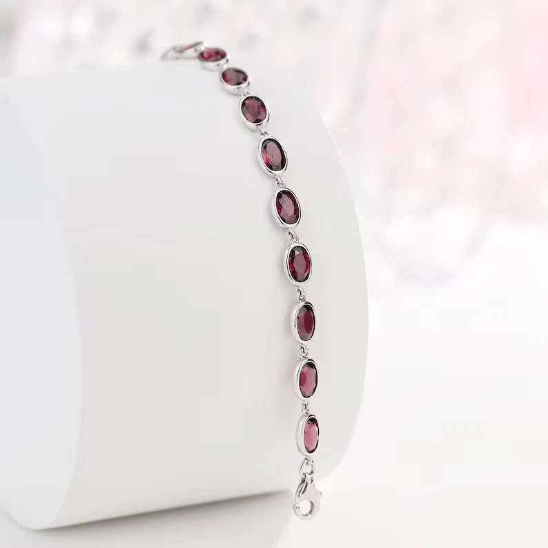 Brazalete de tenis para mujer de granate rojo simulado corte ovalado de 5 quilates enchapado en oro blanco de 14 quilates Foto 4 de 4