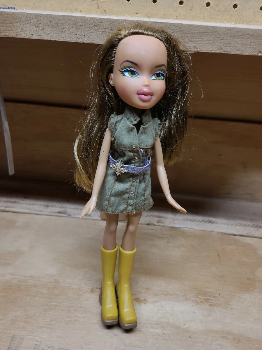 Bratz Doll 2001 MGA Long brown hair green eyes pink lips green
