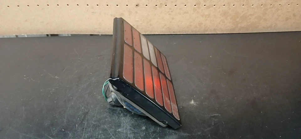 91 SCOUPE REAR RIGHT INNER TAILLIGHT OEM 9240623050 - Image 2 of 4