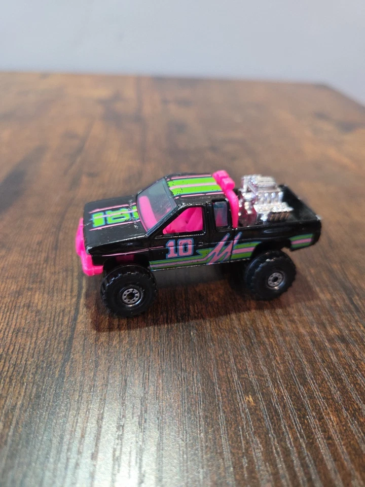 HOT WHEELS TARJETA AZUL COLECCIONISTA # 131 CARROCERÍA RÍGIDA NISSAN NEGRA CON INTERIOR ROSA Foto 3 de 4