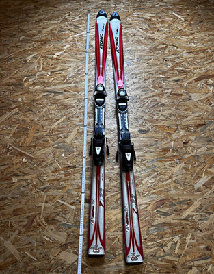 Atomic Carving Alpinski Paar (2 Skier) mit Bindung Rot/Weiß/Schwarz