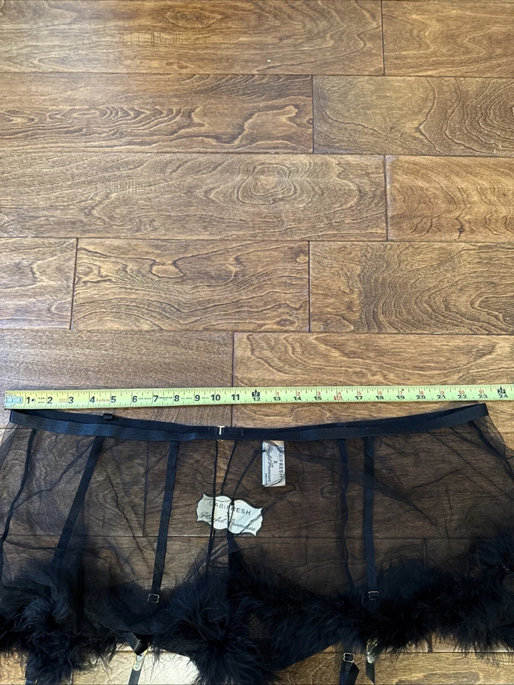 Cinturón liguero Playful Promises negro recortado de piel sintética talla grande, talla 24 Foto 4 de 4