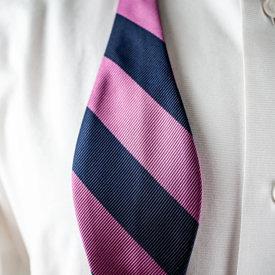 Gravata borboleta THE AMERICAN magenta rosa azul marinho listrada sortida 34"L x 2,5"W - Imagem 2 de 4