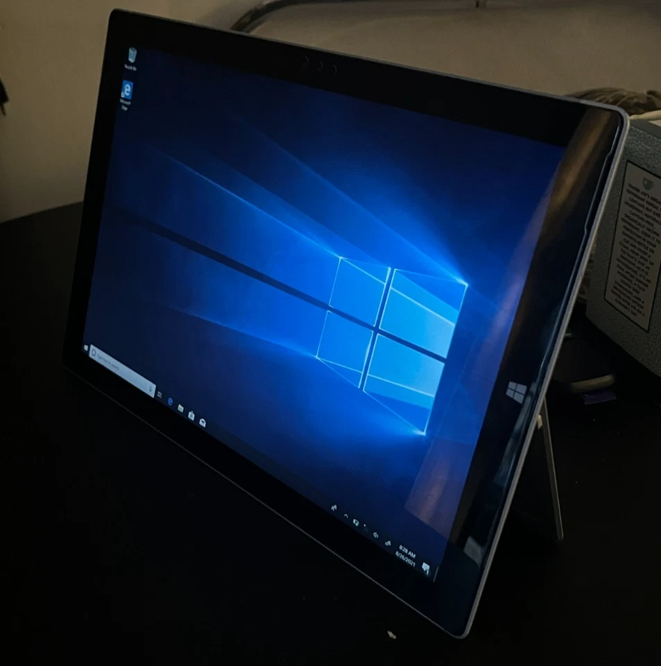 Microsoft Surface Pro 3 (2017) 8GB / 256SSD Windows 10 - Silver - Image 3 of 4