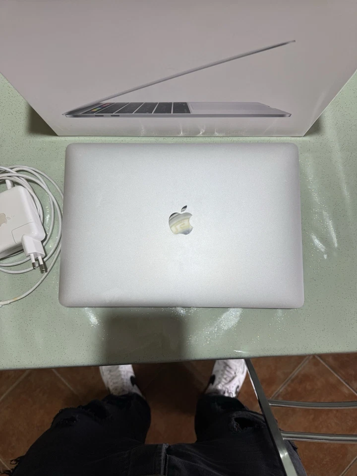 Apple MacBook Pro 13" · i5 8th gen 2.4 GHz · 8GB · 256GB, foto 2 di 4