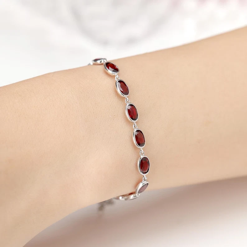 Brazalete de tenis para mujer de granate rojo simulado corte ovalado de 5 quilates enchapado en oro blanco de 14 quilates Foto 2 de 4