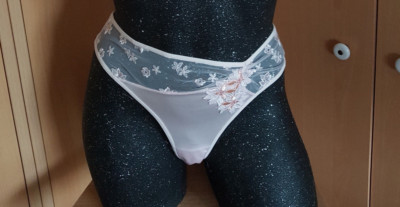 toller STRING, LINGADORE, Gr.S /36, helles rosé,edle Spitze mit Blüten, NEU !!