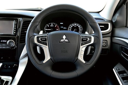 MITSUBISHI PAJERO SPORT 2016 GENUINE BLACK AIR BACK SHIP TO WORLD WIDE - Picture 4 of 5