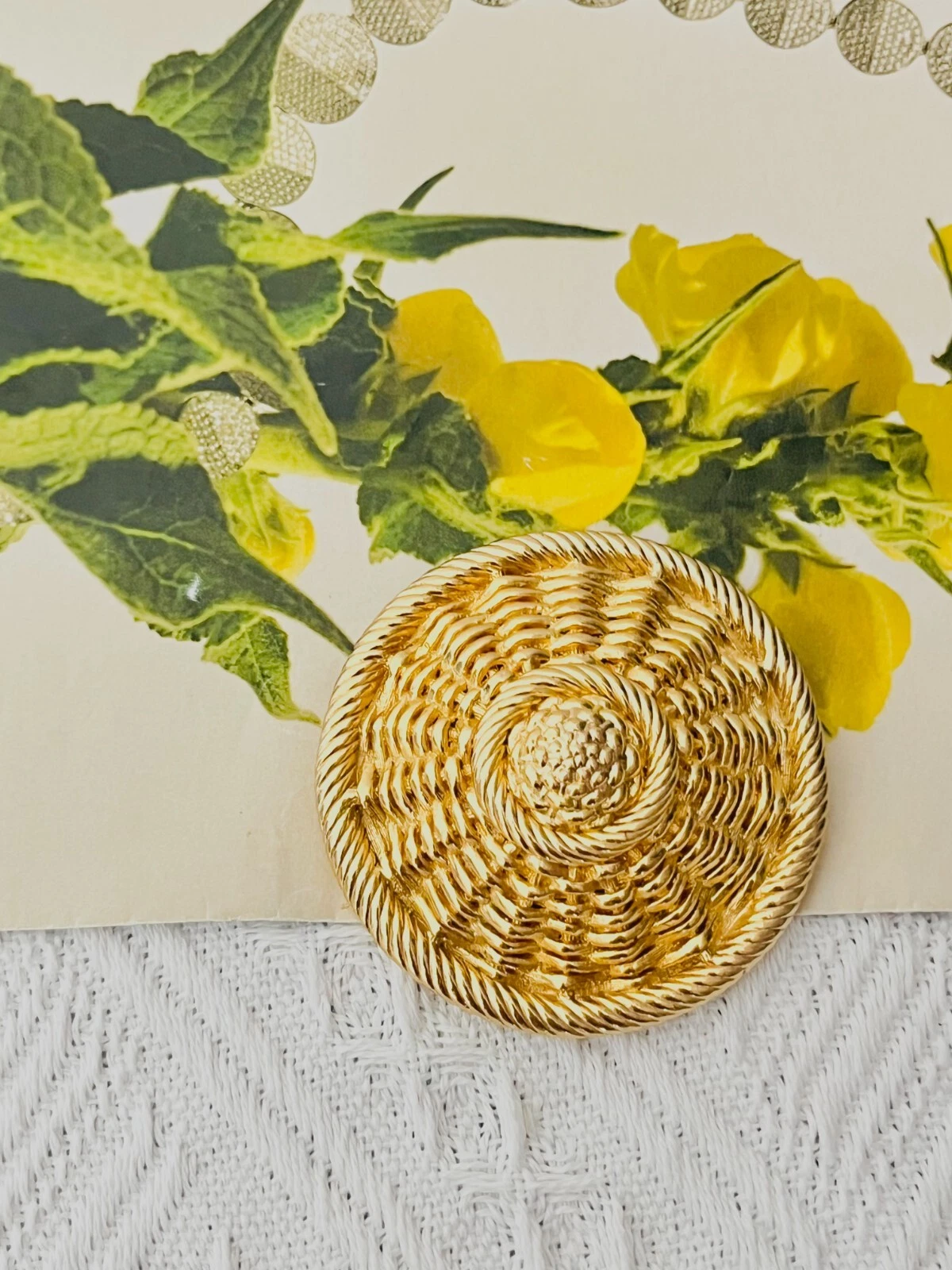 Christian Dior GRANDE broche épaisse chapeau paille dôme tissé vif années 1970, or