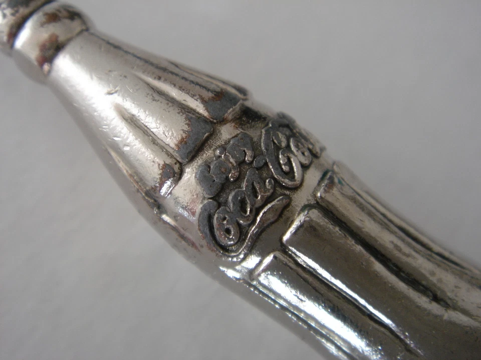 винтажный оригинальный Coca Cola миниатюрная бутылка металлический брелок, редкий логотип «наслаждайтесь» - Изображение 4 из 4