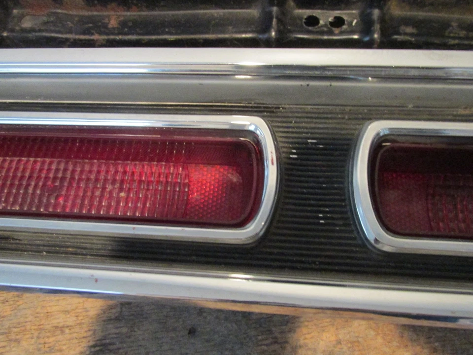 MONTAJE DE LUZ TRASERA ORIGINAL DEL LADO DEL CONDUCTOR PARA PONTIAC CATALINA 1966 Foto 3 de 4