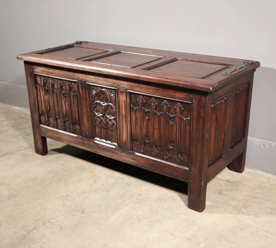 Cofre/baúl gótico francés vintage en castaño macizo y roble tallas detalladas Foto 3 de 4