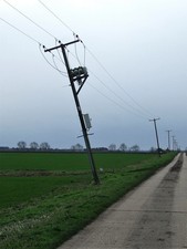 Photo 6x4 The Leaning Pole Of Redmere Drove Brandon Bank Leaning power li c2017