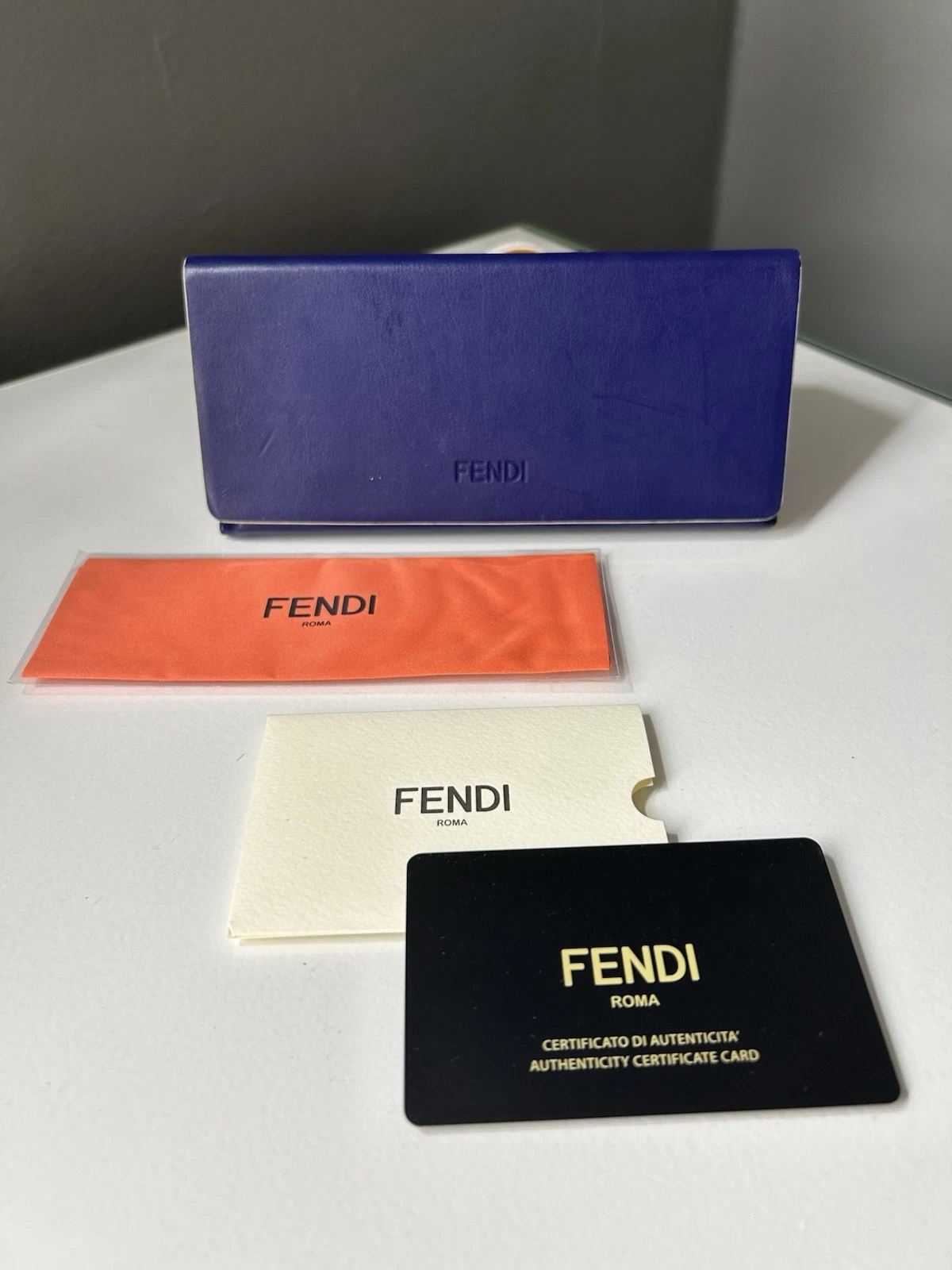 Custodia per occhiali da sole Fendi blu royal con panno Fendi e scheda COA