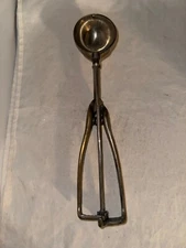 Gilchrist’s #20 Vintage No. 30 Metal Squeeze Grip Ice Cream Scoop