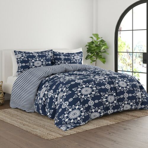 Kaycie Gray Ultra Soft Daisy Medallion Reversible Down-Alternative Comforter - Picture 1 of 20