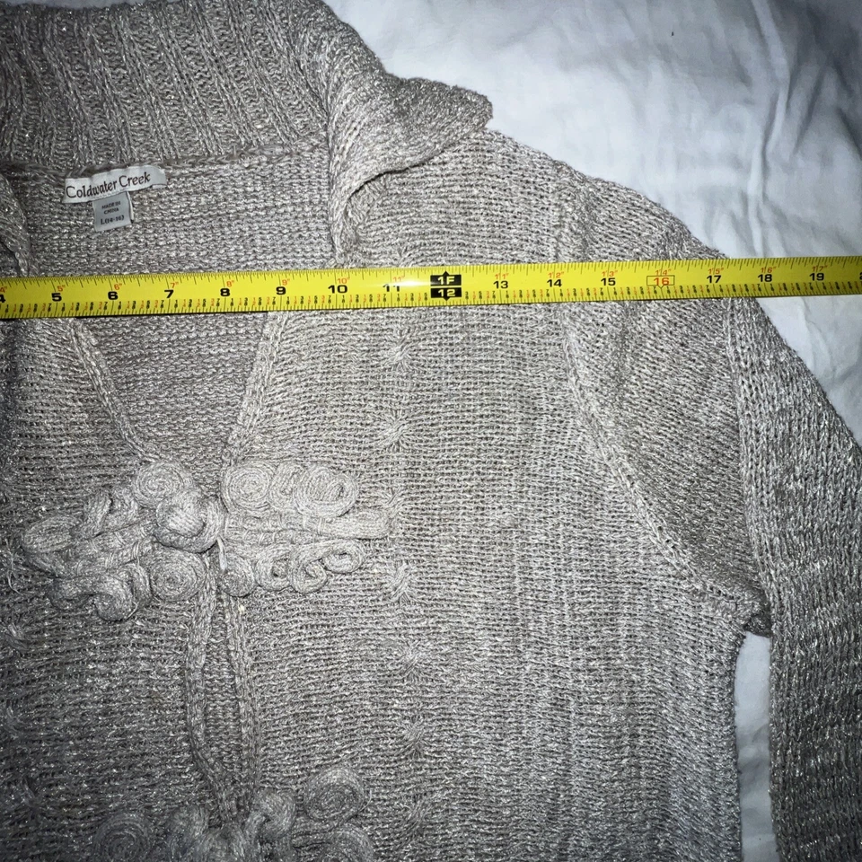 Cárdigan Suéter Coldwater Creek Nudo Grande Rana Botón Beige Plata Hilo Dorado Foto 3 de 4