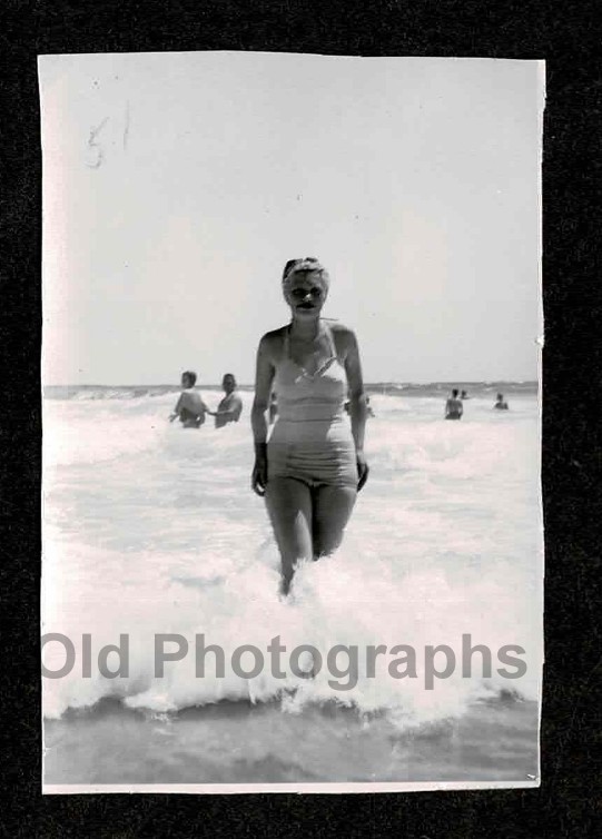 WOMAN SEXY SWIMSUIT SWIMMERS WAVES CRASHING OLD/VINTAGE PHOTO-H418