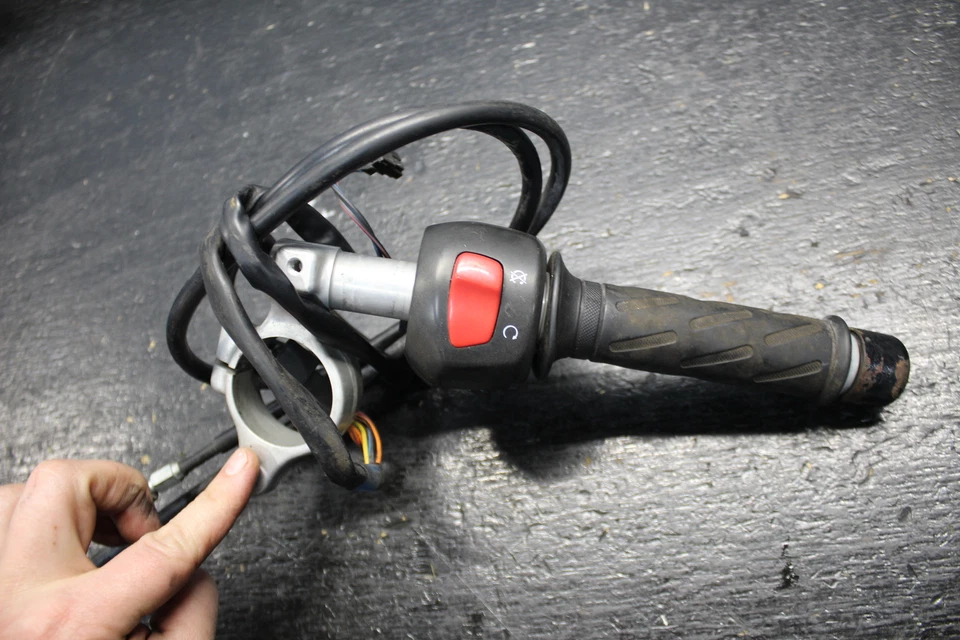 01-03 SUZUKI GSXR600 ПРАВЫЙ ЗАЖИМ НА РУЛЬ ПЕРЕКЛЮЧАТЕЛИ КАБЕЛИ ЗАЖИМ 2001 02 2002 - Изображение 2 из 4