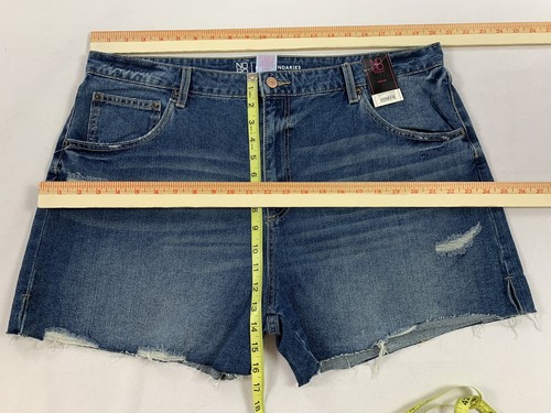 No Boundaries Juniors/Women's Factory Distressed Denim Shorts Size: 21 (41X4) - Picture 5 of 7