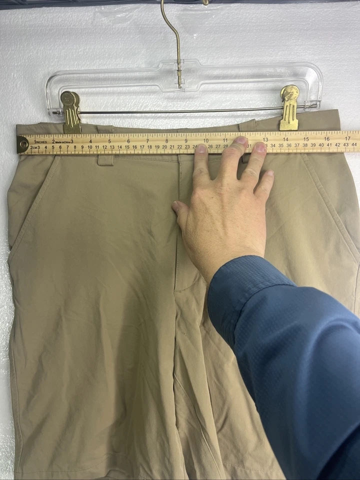 Pantalones cortos de golf Under Armour para hombre que absorben la humedad talla 32 9” entrepierna beige Foto 2 de 4