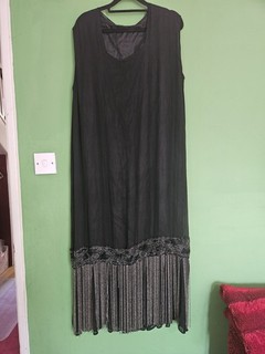 Antiguo vestido recto de seda con dobladillo y solapa de los años 20