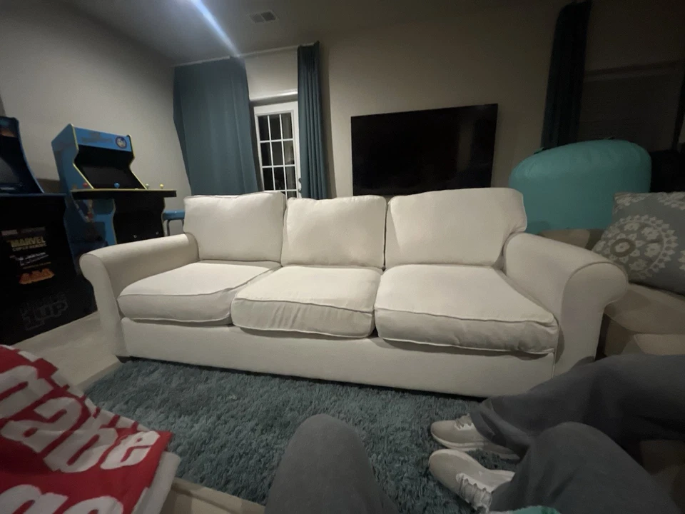 Sofá de salón Pottery Barn blanco Buchanan con brazo enrollable Foto 3 de 4