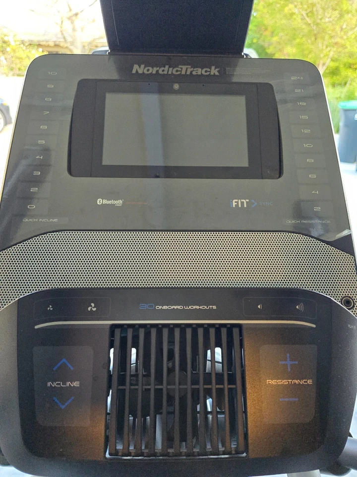 Entrenador elíptico NordicTrack Spacesaver SE9i usado máquina de cardio plegable Foto 3 de 4