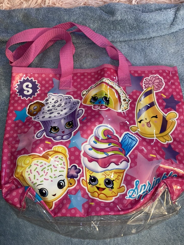 Lote Shopkins: Bolso de Mano, Fiambrera, Película DVD, Gorro, Juego de Tarjetas de Coleccionista Foto 2 de 4