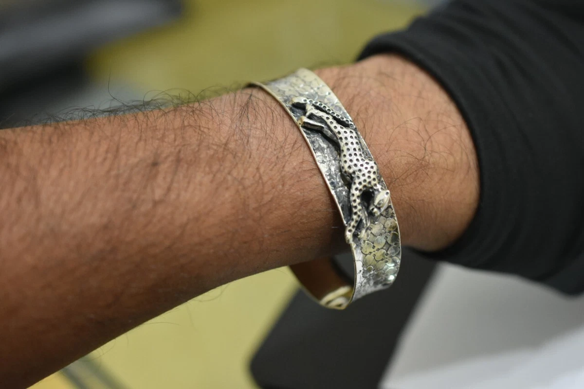 Men s Running Leopard Bangle Cuff Bracelet in 14k Yellow Gold