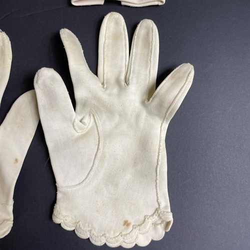 Vintage ladies gloves 2 pair Wrist Length White Soft - Picture 2 of 13