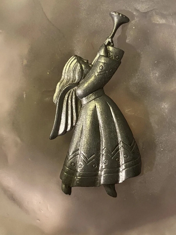 Broche trompeta ángel cuerno soplado peltre 2,7/8” pelo largo que fluye nativo de América Foto 2 de 4