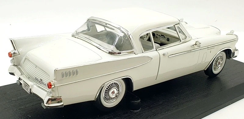 Anson 1/18 Scale Diecast 30384 - 1957 Studebaker Golden Hawk - White - Image 2 of 4