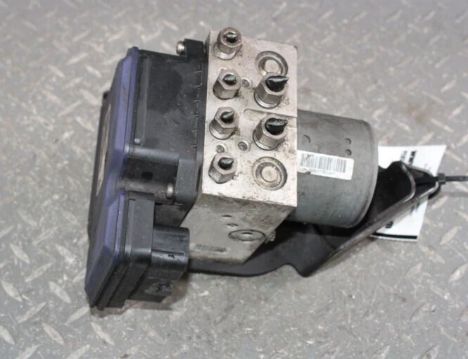 2016-2017 Jeep Grand Cherokee ABS Anti-Lock Brake Pump Assembly w/o adptv cruise Foto 2 de 4