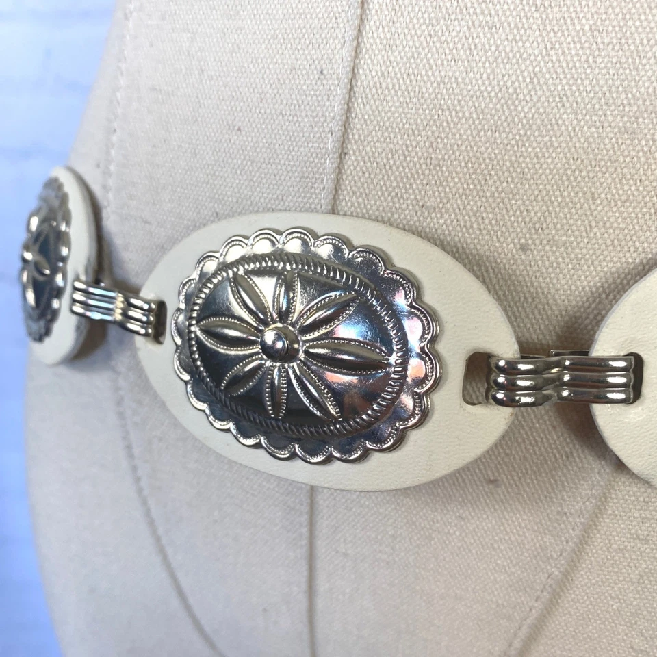 Cinturón Concho Western Imitación Cuero Blanco Plateado Floral Repujado Circular Cadena Foto 4 de 4